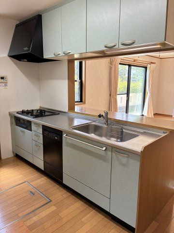 けやき坂１丁目　中古戸建のキッチン|落ち着いた色合いのシステムキッチンです♪時短アイテムの食洗機付きで家事軽減！時間に少しゆとりが出来ますね(*^_^*)