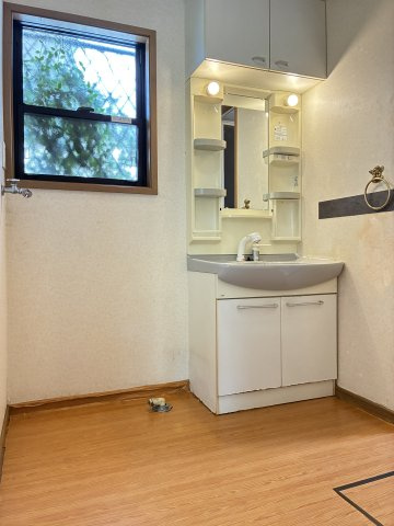 けやき坂１丁目　中古戸建の脱衣所|窓が付いているので明るい空間で準備ができます♪洗濯機スペースもあります！
