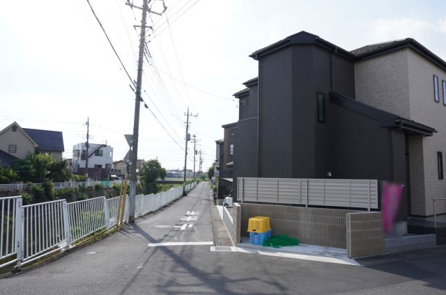 越谷市柳町 新築分譲住宅の前面道路含む現地写真