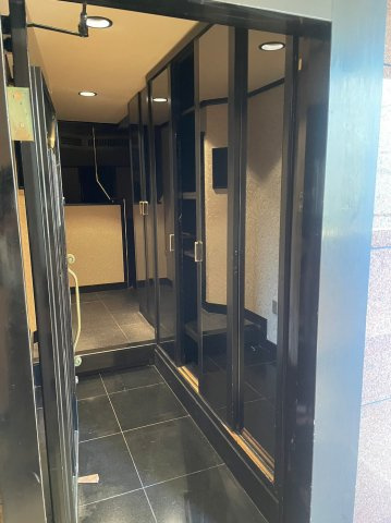 ゴールドプラザビルの玄関|きれいな玄関です