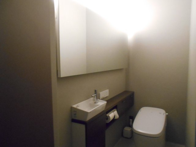 西宮OMIビル6階のトイレ|落ち着いた色調のトイレです