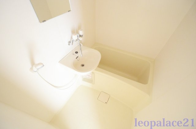 レオパレスＪＯＹの浴室|落ち着いた空間のお風呂です