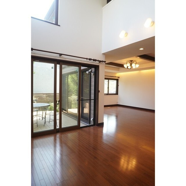 芦屋市山芦屋町１６番戸建の居間・リビング