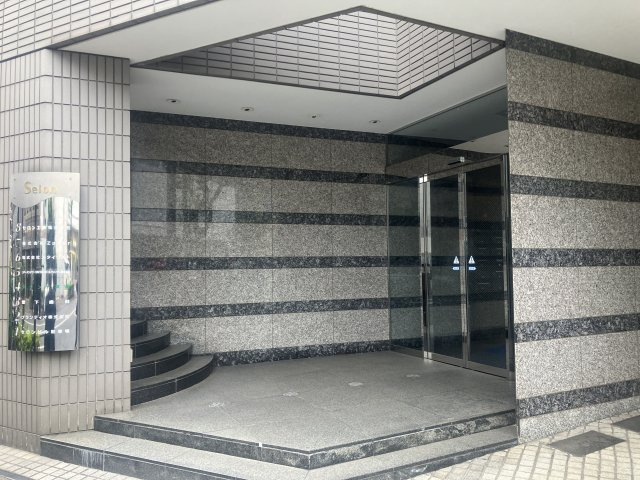 セロンビルのエントランス