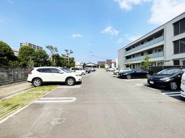 シャーメゾンガーデン福島　Ｂ棟の駐車場