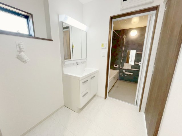 新築戸建・建売　矢吹町八幡町　AiTOWN　全5棟の独立洗面台|三面鏡付きの洗面台には引き出し収納もついているのでドライヤーやヘアアイロンなどの小物収納にも便利です