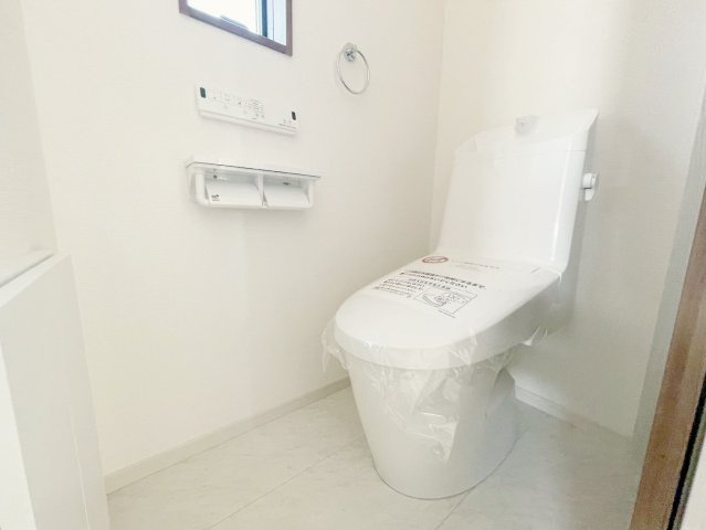 新築戸建・建売　矢吹町八幡町　AiTOWN　全5棟のトイレ|窓付きトイレで昼間の電気代を節約♪ホワイトカラーで清潔感を演出していますね♪