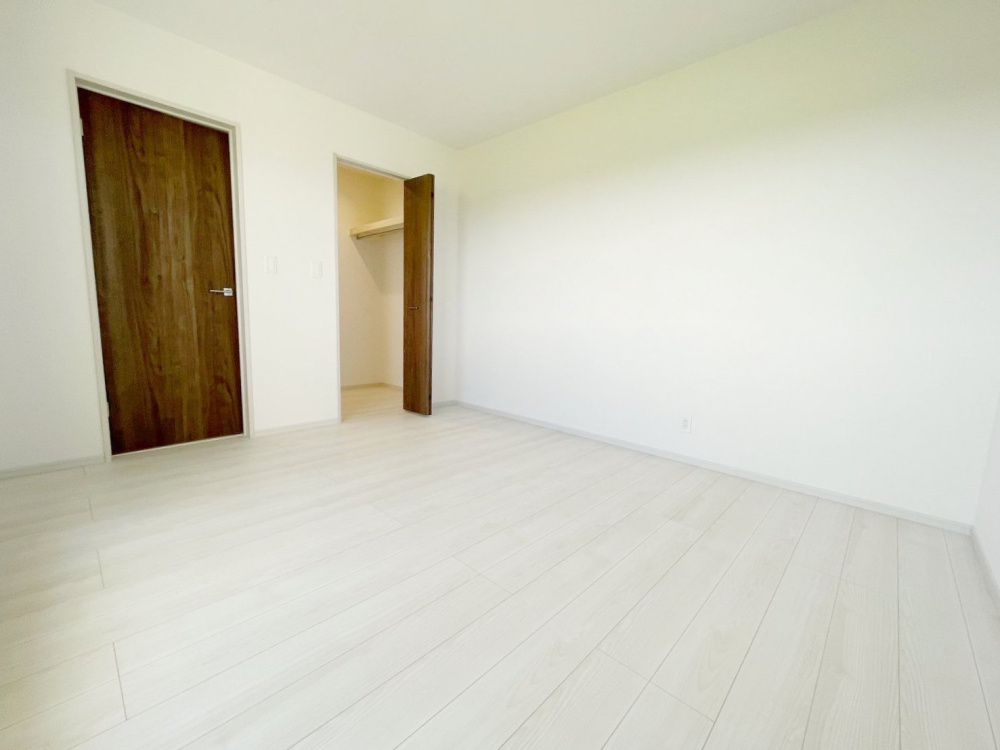 新築戸建・建売　矢吹町八幡町　AiTOWN　全5棟の洋室|ウォークインクローゼット付きの主寝室♪たっぷり収納できるのでお部屋を広く使えます！