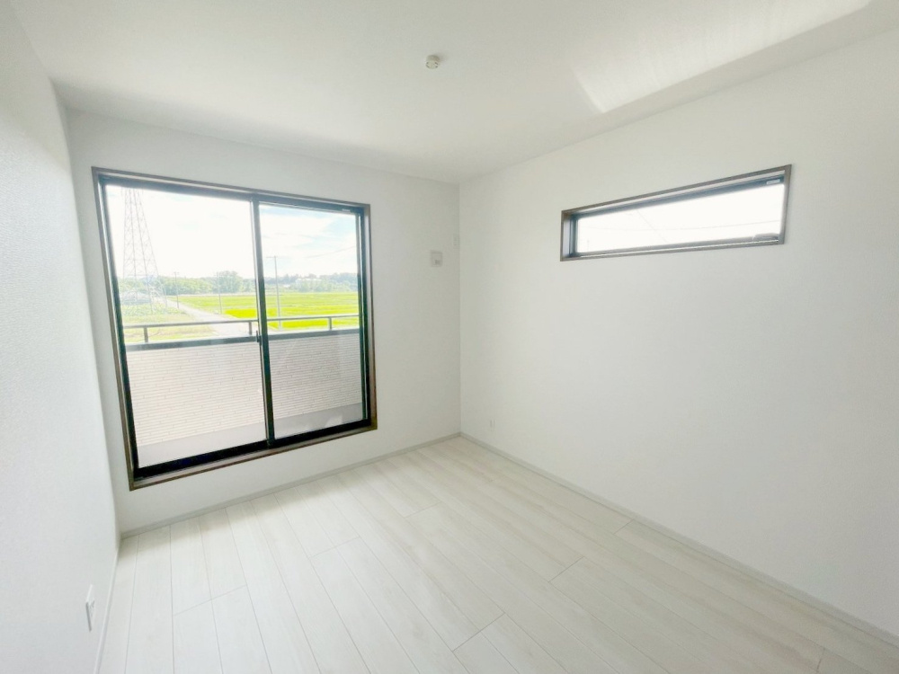 新築戸建・建売　矢吹町八幡町　AiTOWN　全5棟の洋室|バルコニーに面しているので陽当たり良好♪朝バルコニーに出て深呼吸をして一日を始めるのも良いですね♪