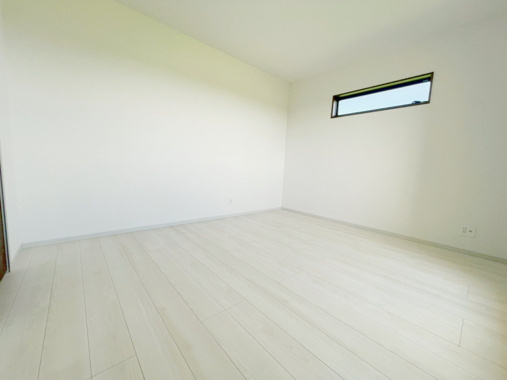 新築戸建・建売　矢吹町八幡町　AiTOWN　全5棟の洋室|高窓からも十分な採光が取れます！高窓だからこそ家具の配置がしやすくなっています！