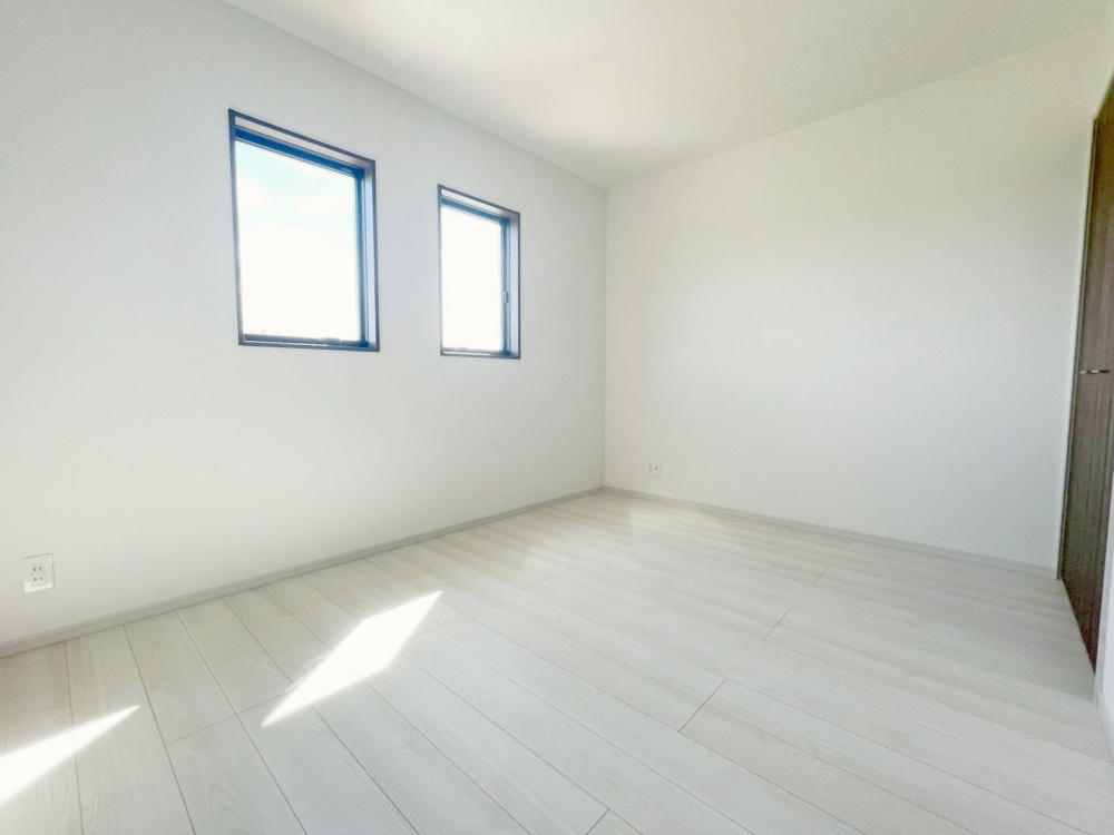 新築戸建・建売　矢吹町八幡町　AiTOWN　全5棟の洋室|南向きの陽当たり良好な6帖の洋室！シンプルな間取りだからこそ自分らしい空間を作っていくのが楽しみ♪