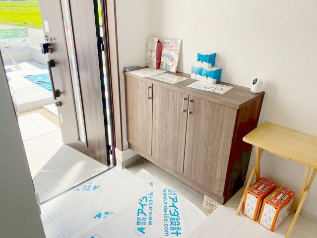 新築戸建・建売　矢吹町八幡町　AiTOWN　全5棟の玄関|木目調がかわいいシューズボックス♪小物を置いておしゃれに彩ることも可能です！