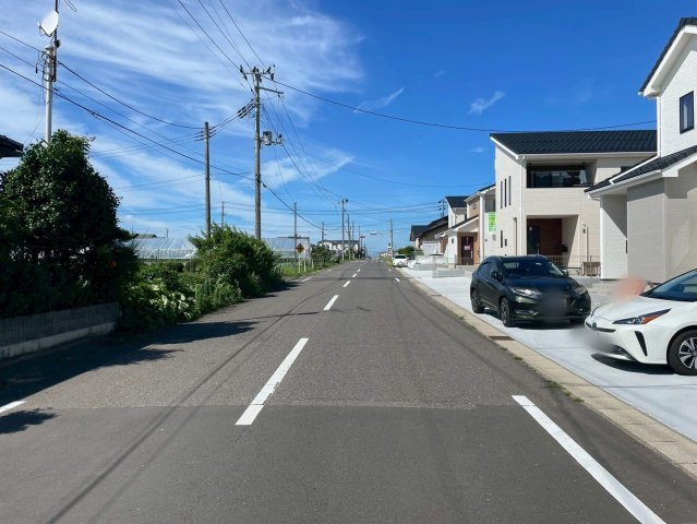 新築戸建・建売　矢吹町八幡町　AiTOWN　全5棟の前面道路含む現地写真|前面道路が広く駐車の苦手な方にも安心です！閑静な住宅街の1画です！