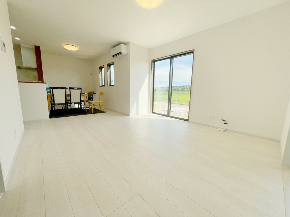 新築戸建・建売　矢吹町八幡町　AiTOWN　全5棟の居間・リビング|嬉しいリビングエアコン付きの陽当たり良好なリビング♪家族が集まるくつろぎ空間が快適に♪