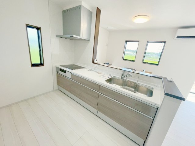 新築戸建・建売　矢吹町八幡町　AiTOWN　全5棟のキッチン|配膳や片付けが楽なカウンター付きキッチンは対面式なので開放感がありリビングのご家族と会話も弾みます！