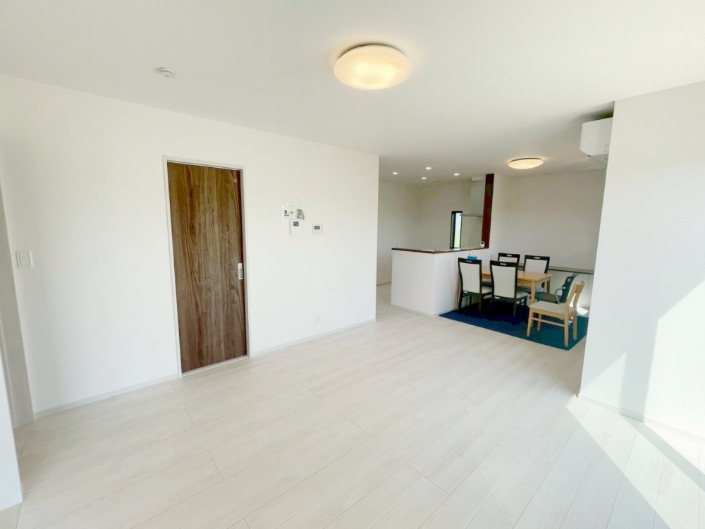 新築戸建・建売　矢吹町八幡町　AiTOWN　全5棟の居間・リビング|開放感のあるLDKなので来客があってもキッチンでお茶の準備をしながら会話が続けられるので便利ですね♪