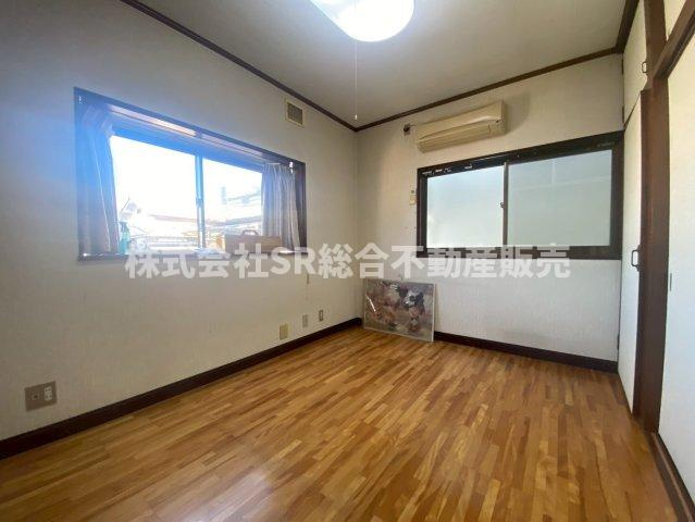 菱江5丁目中古戸建の洋室|2面採光で明るいお部屋です♪