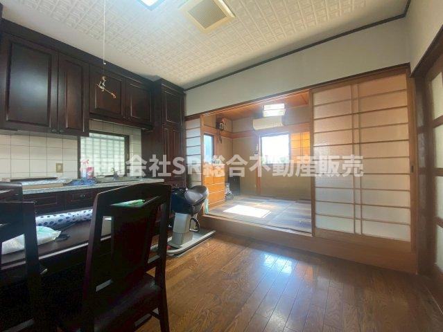 菱江5丁目中古戸建の居間・リビング|和室に入るのに小上がりになっています。