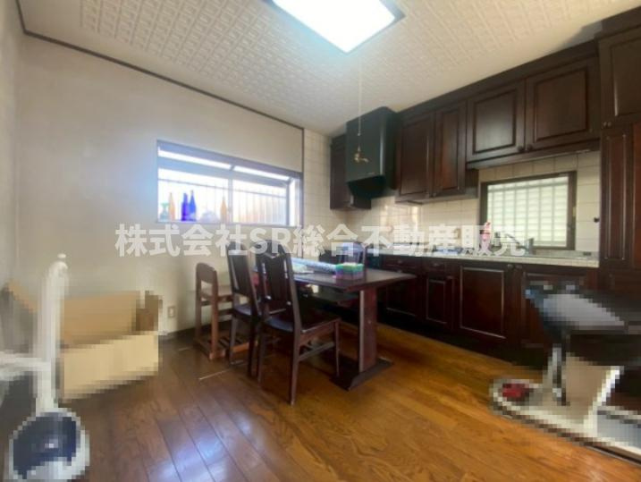 菱江5丁目中古戸建の居間・リビング|ダイニングテーブルを置いても広々使えるリビングです♪