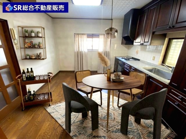 菱江5丁目中古戸建の居間・リビング|ダイニングテーブルを置いても広々使えるリビングです♪（インテリアはAIイメージ、AIで残置物削除）