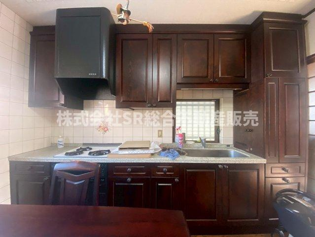 菱江5丁目中古戸建のキッチン|システムキッチンはリフォーム歴があり、落ち着いたブラウンの立派なキッチンでお料理をお楽しみください♪