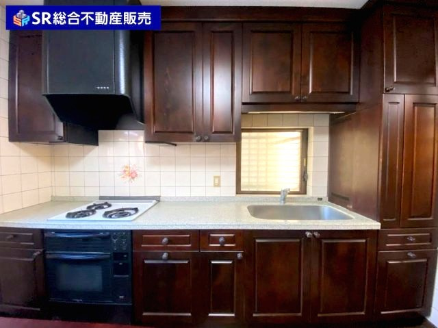 菱江5丁目中古戸建のキッチン|システムキッチンはリフォーム歴があり、落ち着いたブラウンの立派なキッチンでお料理をお楽しみください♪（AIで残置物削除）