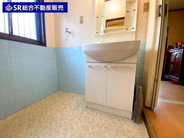 菱江5丁目中古戸建の脱衣所|独立洗面台、小物を置くことができて便利です（AIで残置物削除）