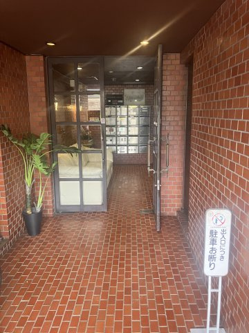 五月女ビルのエントランス