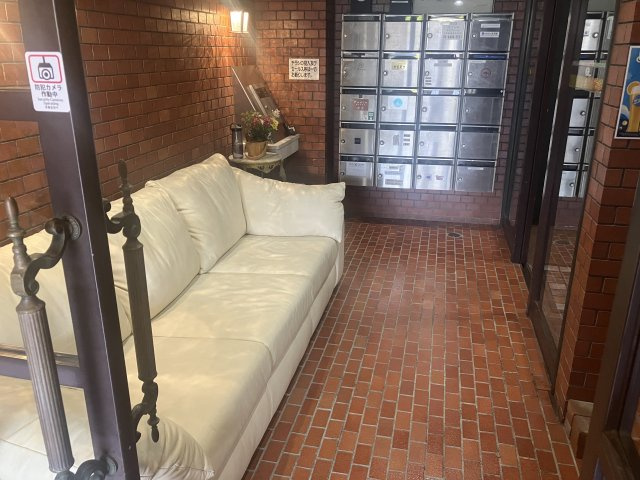 五月女ビルのロビー