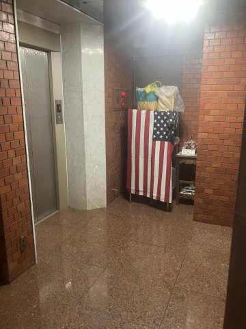 五月女ビルのエントランス