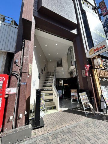 勝又ビルのエントランス