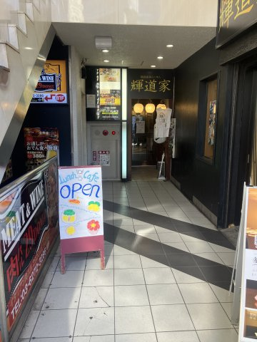 勝又ビルのエントランス