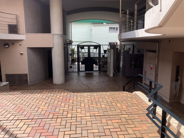 アロープラザ原宿のエントランス