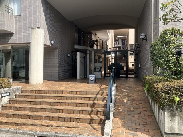 アロープラザ原宿のエントランス
