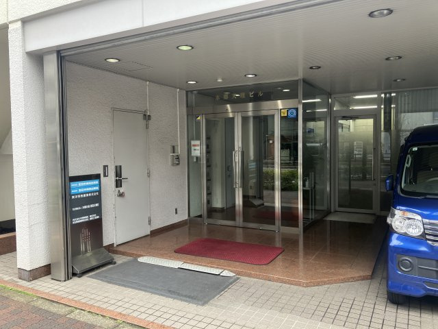 本郷天理ビルのエントランス