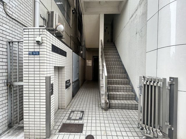 富岳ビルのエントランス