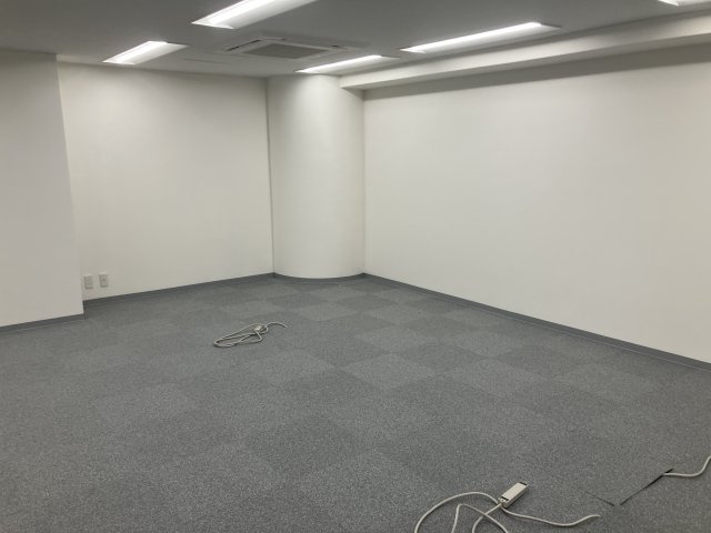 クレール麹町の駐車場