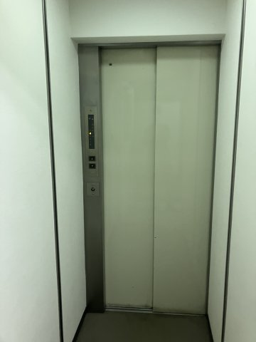 クレール麹町の玄関