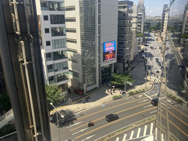 丸八青山ビルのエントランス