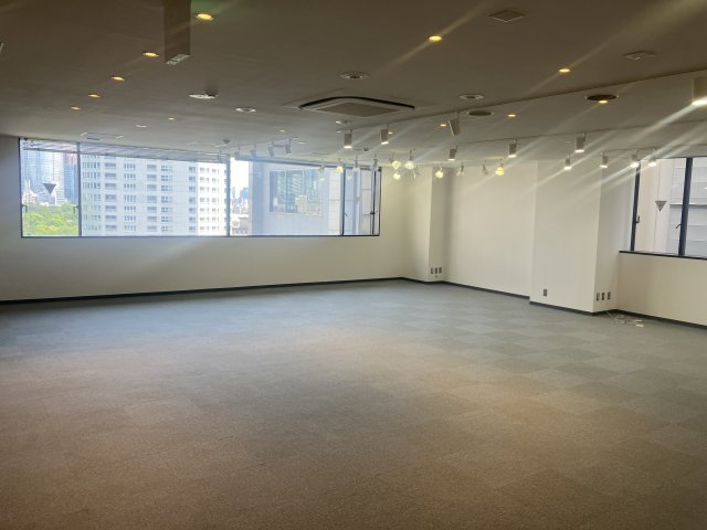 丸八青山ビルのロビー