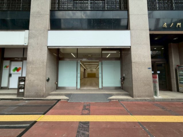 虎ノ門実業会館（本館）のエントランス
