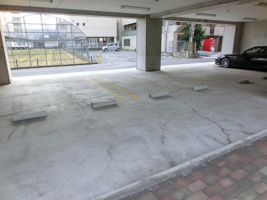 ロータリーマンション長田東の駐車場