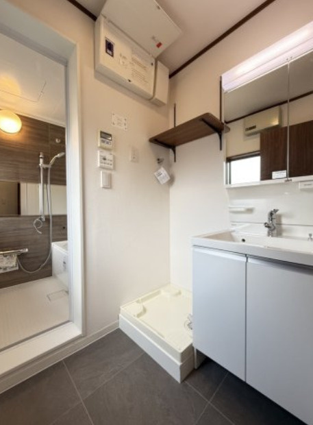 朝霞市幸町一丁目戸建の独立洗面台|独立洗面台、小物を置くことができて便利です