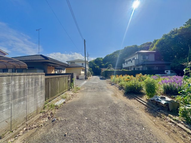 鉾田市安塚中古戸建の前面道路含む現地写真