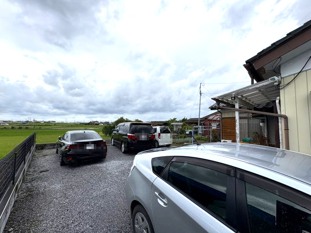 350㎡越え宅地！足利市梁田町　平屋建ての駐車場|車は4台以上駐車できます
