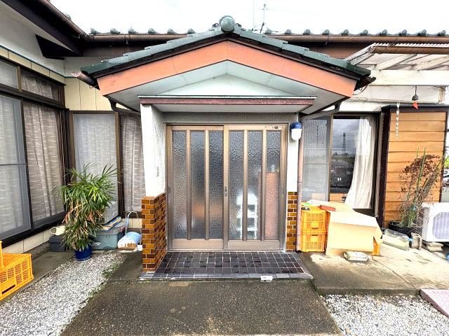 350㎡越え宅地！足利市梁田町　平屋建ての玄関|外側玄関です