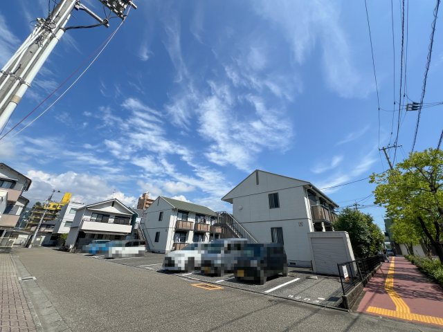 シャーメゾン・ソレイユ B棟の駐車場