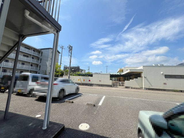 シャーメゾン・ソレイユ B棟の駐車場