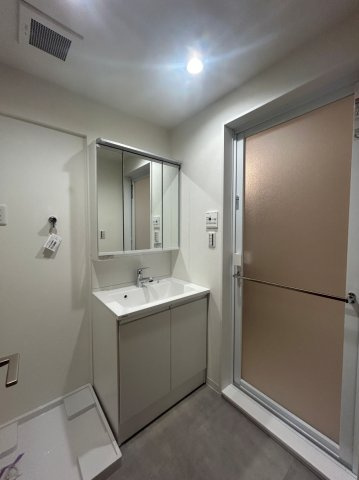 志木パストラルマンションの独立洗面台|朝の支度にも助かる、独立の洗髪洗面化粧台