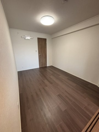 グランドメゾン朝比奈の洋室|落ち着いた色調の洋室です